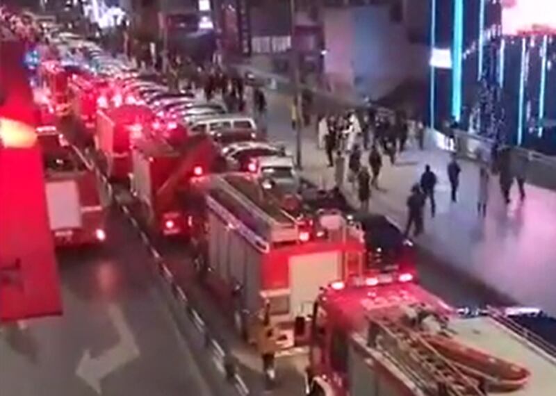 2020年1月1日,因消防通道被堵,幾十輛消防車被堵在路上,無法第一時間參與救援。(現場視頻截圖)