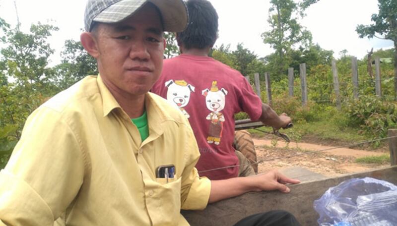 មន្ត្រីសម្របសម្រួលសមាគមអាដហុក (Adhoc) ខេត្តព្រះវិហារ លោក ឡោ ចាន់ ពេលចុះអង្កេតទីតាំងជម្លោះដីធ្លីរវាងក្រុមហ៊ុន គីម ជាធួន (Kim Gia Thuan group Co.,Ltd) និងក្រុមពលរដ្ឋរស់នៅភូមិអូរទ្រលោក ឃុំរម្យទម ស្រុករវៀង ខេត្តព្រះវិហារ កាលពីដើមខែ សីហា ២០១៩។