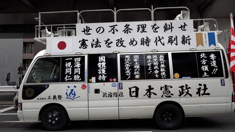 愛國組織的汽車一邊巡遊,一邊廣播反中口號,對於未能前往中國大使館感不滿。(吳志平攝)