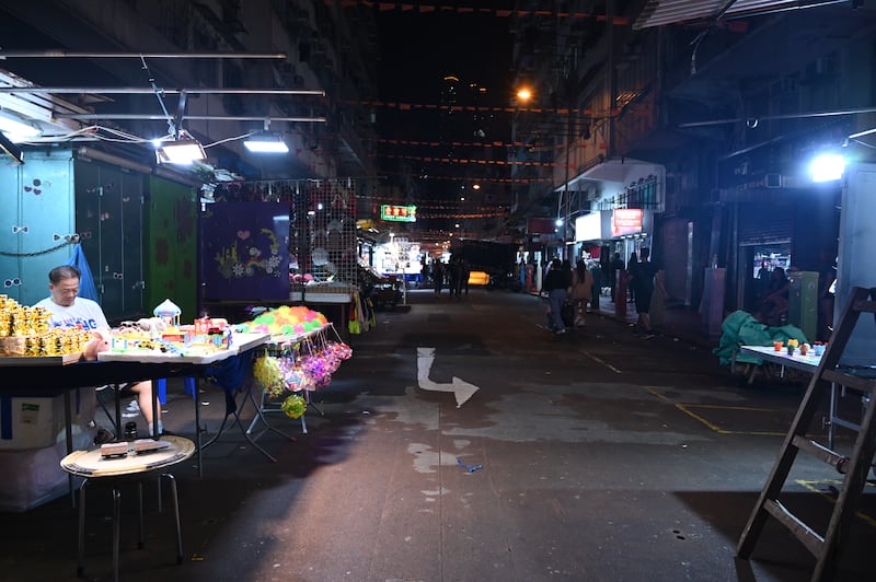 廟街牌樓附近有不少攤檔無開，店主大嘆廟街黯淡無光。（張仕仁攝）