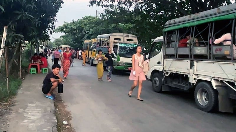 ရန်ကုန်တိုင်း၊ အင်းစိန်မြို့နယ်ရှိ အထည်ချုပ်စက်ရုံဝန်ထမ်းများအား ၂၀၂၃ ခုနှစ်၊ ဒီဇင်ဘာလ ၁၃ ရက်နေ့က တွေ့ရစဉ်။ (Photo : RFA)