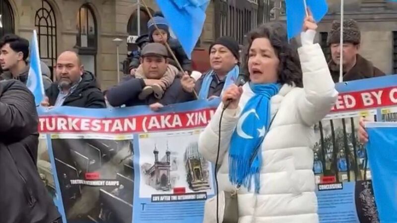 گوللاندىيە دام مەيدانىدىكى نامايىشتا لاگېر شاھىتى قەلبىنۇر سىدىق سۆزلەۋاتىدۇ. 2024-يىلى 4-فېۋرال، ئامستېردام