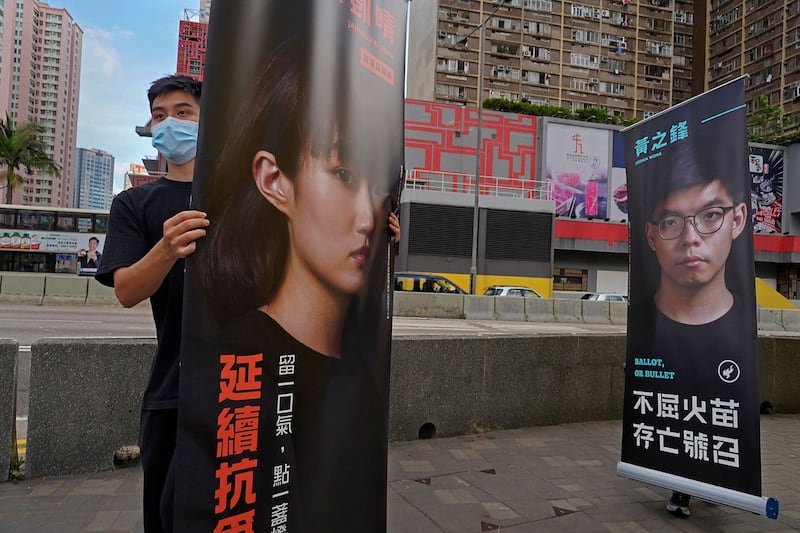 2020年7月11日，支持者在香港地铁站外高举支持民主候选人的横幅。（AP）