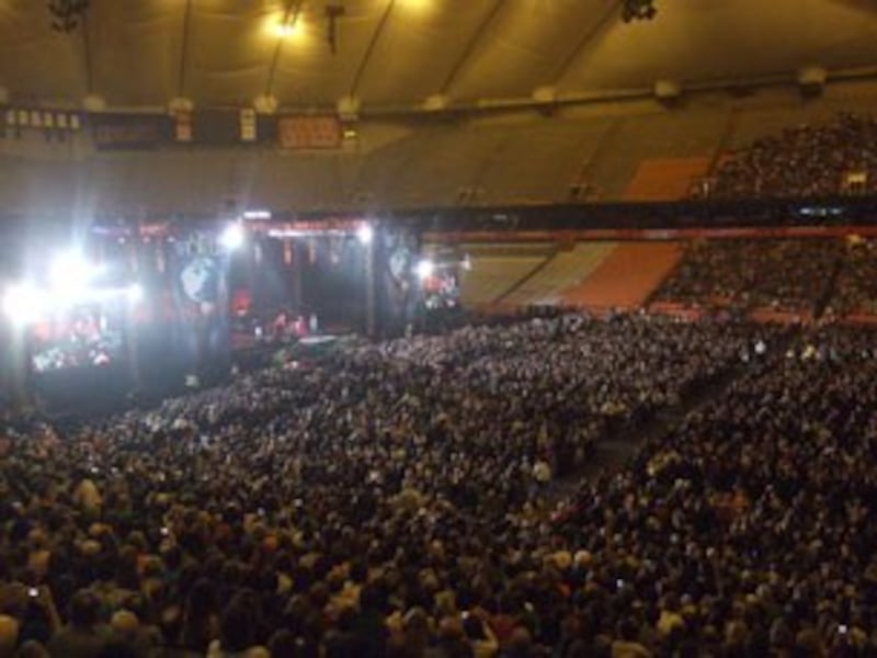 图片：达赖喇嘛在雪城大学体育馆的演讲吸引近3万名观众。（紫荆摄）