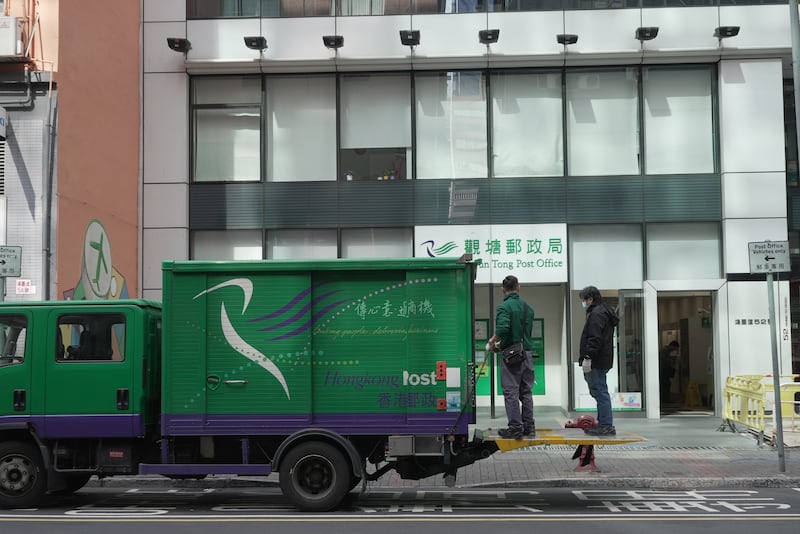 有市民表示,會嘗試轉用香港郵政局以外的方式寄包裹。(衛斯攝)