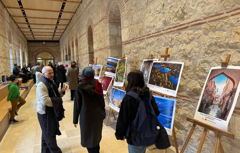 ئىستانبۇلنىڭ ئەڭ چوڭ كۇتۇپخانىلىرىدىن بىرى بولغان «رامى» كۇتۇپخانىسىدا ئېچىلغان كۆرگەزمىدىن كۆرۈنۈش. 2024-يىلى 2-مارت، تۈركىيە.