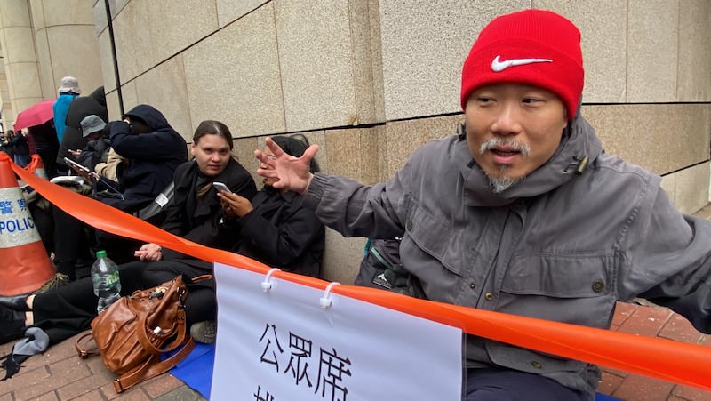 藝術創作者宋先生（右）提早6小時排隊旁聽，冀為黎智英打氣。（李若如攝）