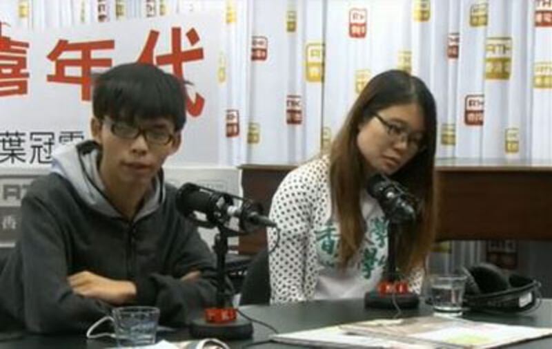 2014年11月20日，“學民思潮”召集人黃之鋒及“學聯”常委梁麗幗，不認同衝擊立法會的行為，認為缺乏足夠合理性，並令雨傘運動帶來負面影響。（香港學聯提供）