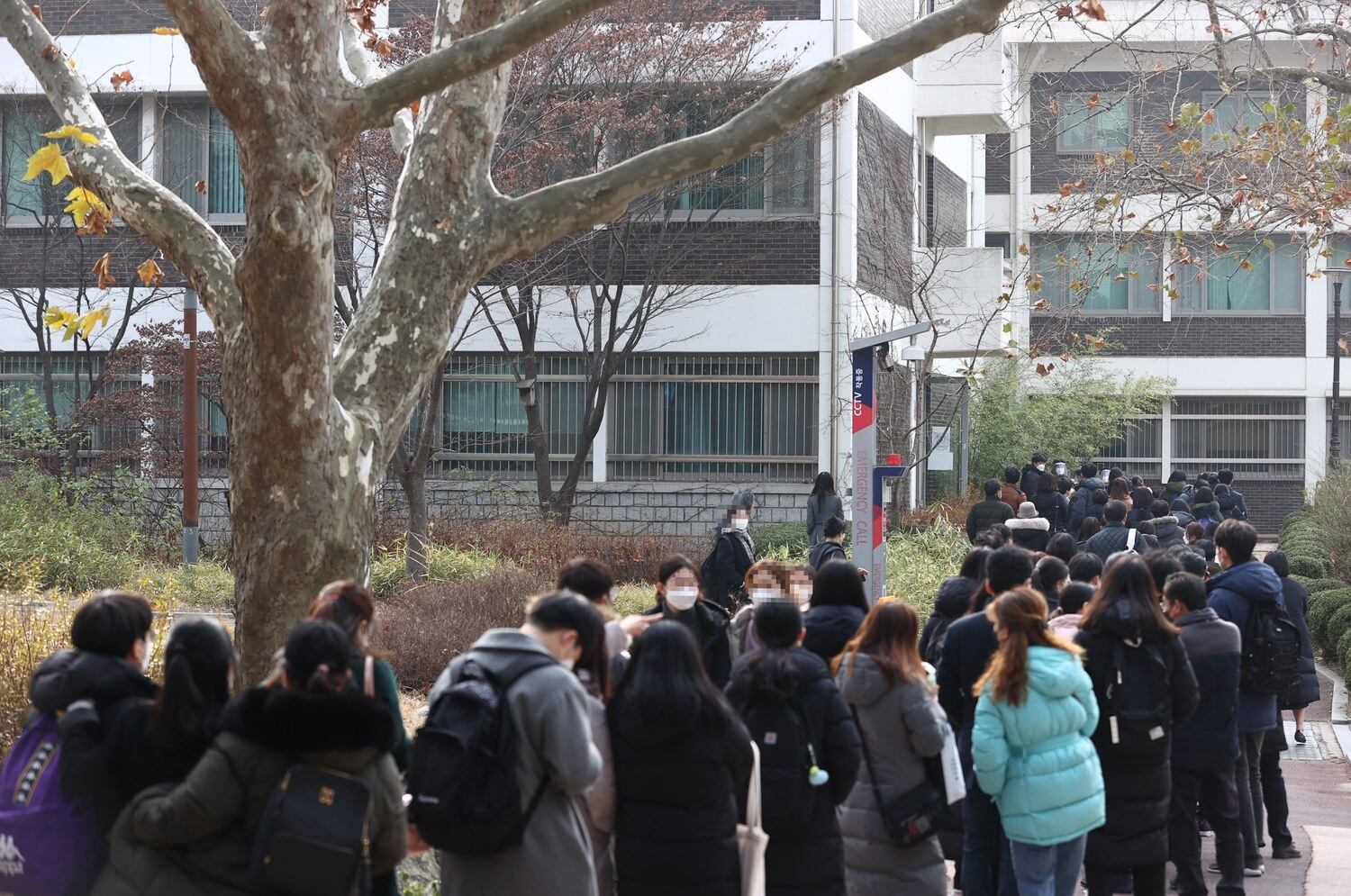 서울대학교에 수험생들이 2021학년 수시 일반 면접을 보기 위해 입장하고 있다.
