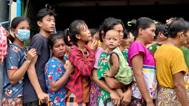 ၂၀၂၃ ခုနှစ် သြဂုတ် ၂၇ ရက်နေ့က ရန်ကုန်တိုင်း သင်္ဃန်းကျွန်းမြို့နယ် လေးထောင့်ကန်လမ်းမပေါ်မှာ ဆန်နဲ့ ကြက်ဥ ဈေးလျှော့ရောင်းတာကို လာရောက်ဝယ်ယူသူများကို တွေ့ရစဉ်။