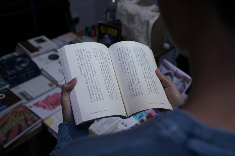 不少在英港人專誠到場，購買繁體中文書。（石頭攝）