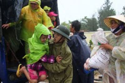 Sơ tán người dân Quảng Nam tránh siêu bão hôm 09/11/2013. AFP photo 