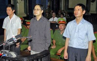 Từ phải anh Lê Thăng Long, anh Lê Công Định và anh Trần Hùynh Duy Thức tại phiên tòa phúc thẩm ngày 11 tháng 5, 2010. VOV online