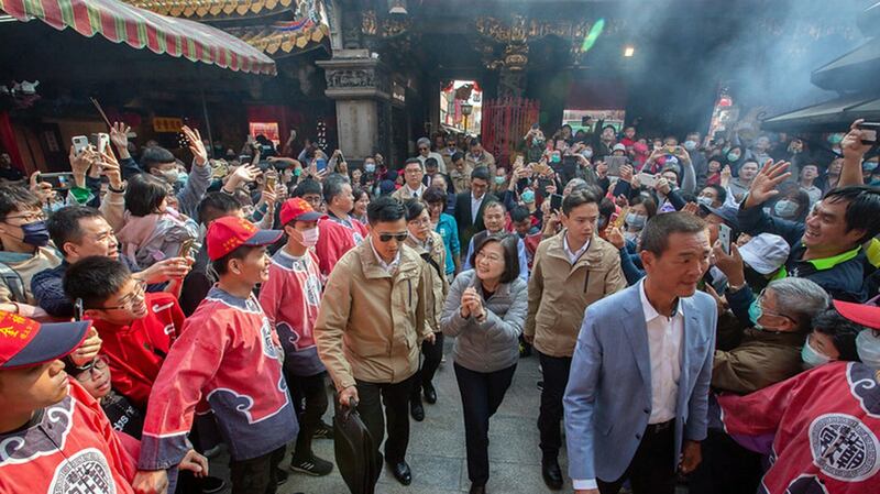 蔡英文总统大年初三赴庙宇祈福。(总统府脸书)