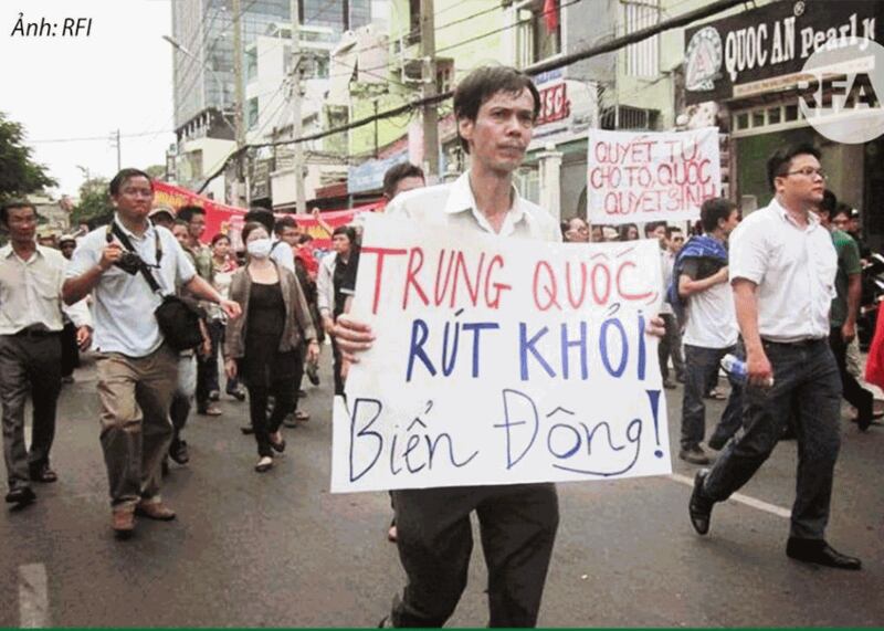 Tiến sĩ Phạm Chí Dũng trong một cuộc biểu tình phản đối Trung Quốc