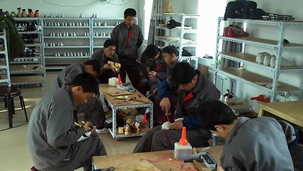 사진은 중국 단둥 축구화공장에서 축구화를 만들고 있는 북한 근로자들의 모습.