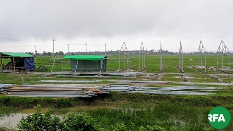 ပုဏ္ဏားကျွန်းမြို့အနီးမှာ စစ်ဘေးဒုက္ခသည်တွေအတွက် ရခိုင်ပြည်နယ်အစိုးရက ဆောက်လုပ်နေတဲ့ ဒုက္ခသည်စခန်းတစ်ခုကို ၂၀၁၉ ဇူလိုင်လ ၁၆ ရက်နေ့ကတွေ့ရစဉ်