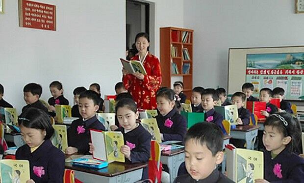 평양 제1중학교 소학반 신입생들이 국어 수업을 하고 있다.