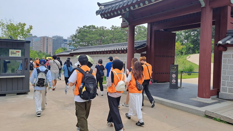 전시납북의 길을 따라 걷는 서울시민과 외국인들.