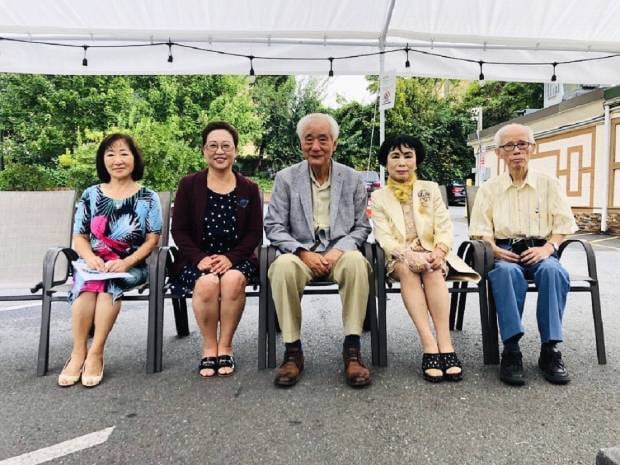 자랑스런 워싱토니안 수상자들과 함께 사진 촬영, 좌로부터 워싱턴 여성회 정 번스 부회장, 김유숙 회장, 이영묵 포토백 포럼 회장, 장재옥 세계한식요리연구원 원장, 강필원 전 북한자유인권연합 부회장.