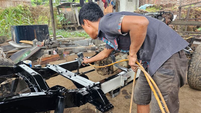 စစ်ကိုင်းတိုင်း ကလေးမြို့ စက်မှုဇုန်ရှိ ဟိုင်မွာလ်ကား (HaiMual) ပြင်ဆင်ထုတ်လုပ်သည့်လုပ်ငန်းခွင်တစ်နေရာကို ၂၀၂၃ ခုနှစ်၊ ဒီဇင်ဘာလအတွင်းက တွေ့ရစဉ်။ (Photo: RFA)