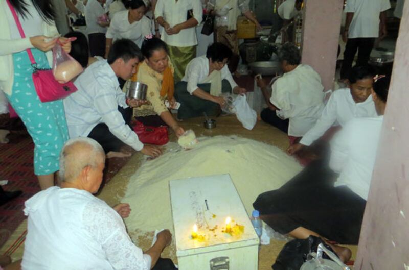 ពុទ្ធបរិស័ទពូនភ្នំអង្ករនៅវត្តមួយ ក្នុងរាជធានីភ្នំពេញ នៅថ្ងៃចូលឆ្នាំទី១ ថ្ងៃ១៤ មេសា ឆ្នាំ២០១៥។