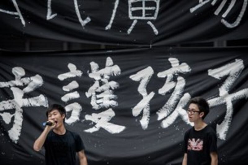 图片:由香港中学生团体“学民思潮”发起的抗议“反洗脑”集会已持续进行超过一周。(法新社)