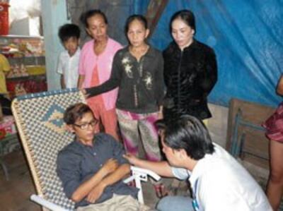 Một sinh viên ở Bình Dương bị dân phòng đánh ngất xỉu. Photo courtesy of infonet.vn