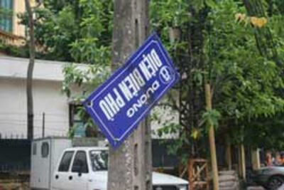 Một bảng tên đường rơi rụng tại TPHCM. Photo courtesy of ld.com.vn