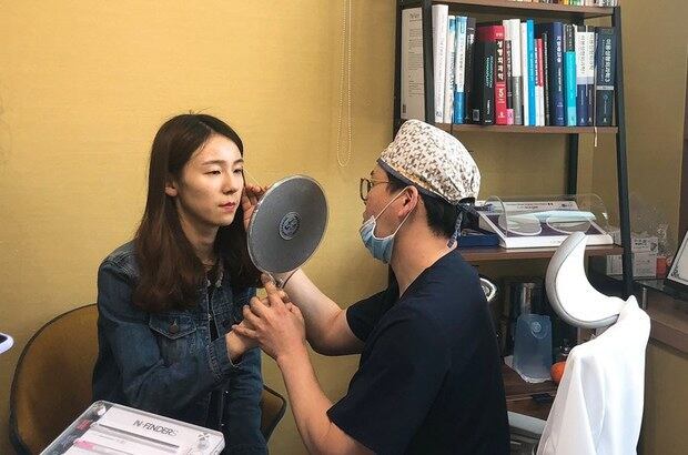 중국 웨이하이시 의료관광 사전답사 관계자가 천안의 한 성형외과에서 성형 상담을 받고 있다.