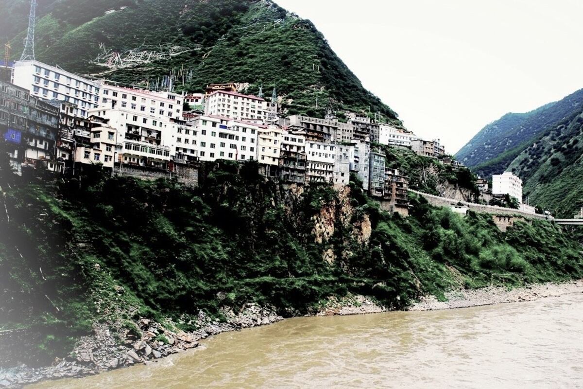 雅砻江流过雅江县城。(来自网络)