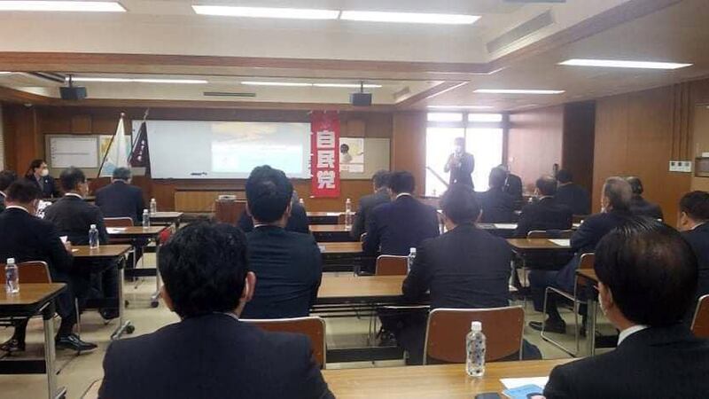 2022年1月24日，日本「維吾爾人協會」會長伊力哈木為日本熊本縣逾40名自民黨議員做主題為「21世紀種族滅絕-維吾爾人現狀」演講。 （伊力哈木提供）