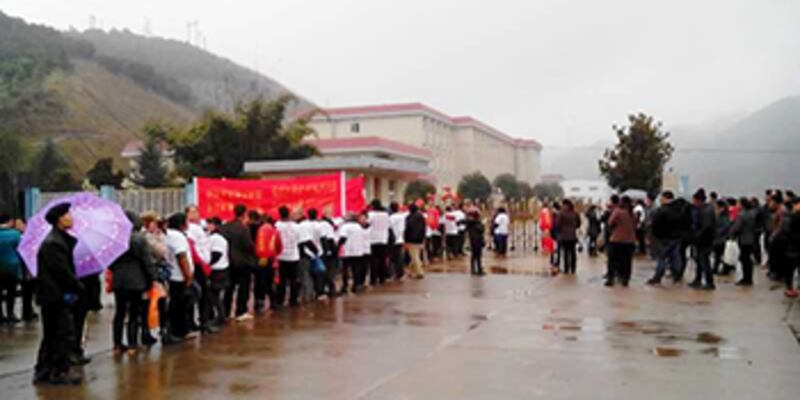 水庫移民按照湖南過年傳統，手持紅燈籠及打花鼓遊行至五凌電站，電站無人回應。（維權人士提供）