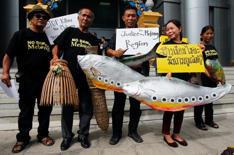 Hình minh hoạ. Những người dân làng cầm biểu ngữ hình cá ở Bangkok hôm 24/6/2014 phản đối xây đập thuỷ điện Xayaburi bên Lào trên sông Mekong