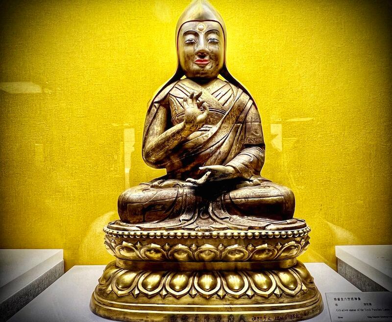 雍和宫“班禅楼”里展出的六世班禅喇嘛塑像。（唯色拍摄）