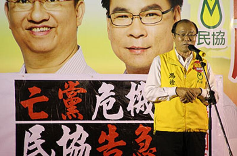 9月6日，香港民協的馮檢基坦言面對民主黨和民建聯兩大黨的夾擊，藉打“告急牌”呼籲選民積極投票。（粵語部文宇晴攝）