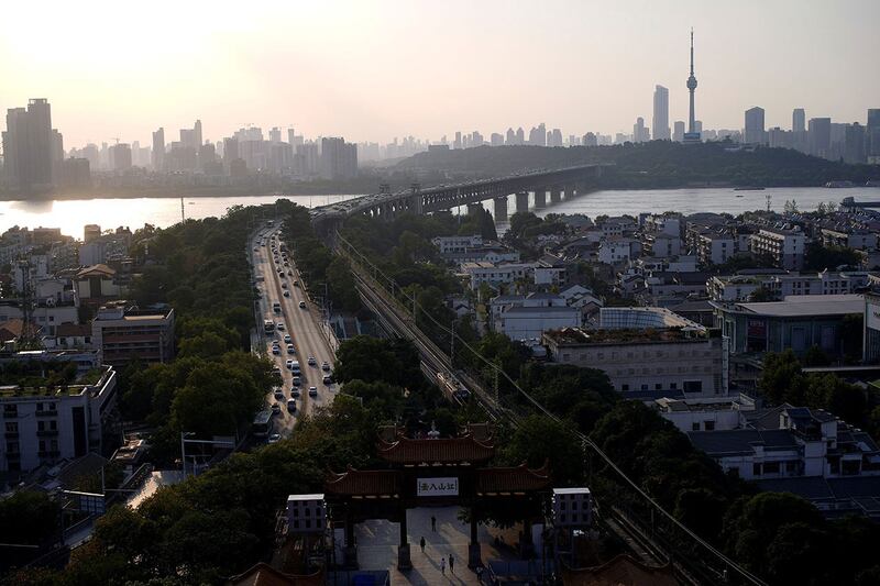 资料照:2020年9月3日,疫情爆发后,政府组织的媒体参访活动中,从黄鹤楼俯瞰武汉市及长江。(路透社)