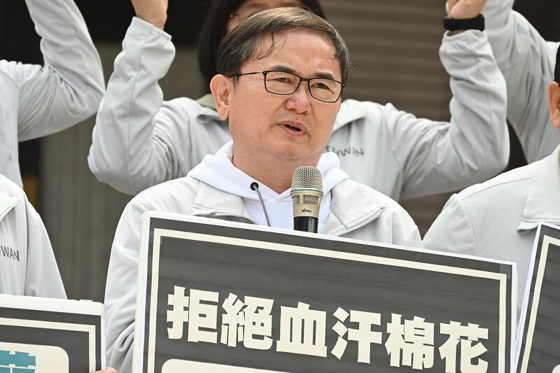 2021年3月29日，民進黨立委劉櫂豪：拒絕用新疆集中營式的、逼害人權方式的棉花。（鍾廣政 攝）