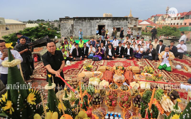 មន្ត្រី​ក្រសួង​ដែនដី តំណាង​ក្រុមហ៊ុន​ជប៉ុន អារ៉ាកាវ៉ា (Arakawa) ពលរដ្ឋ​រស់នៅ​អគារ​ប៊ូឌីង និង​អ្នក​ពាក់ព័ន្ធ រៀបចំ​ពិធី​ក្រុង​ពាលី​លើ​ដំបូល​អគារ​សុំ​ទឹក​សុំ​ដី​តាម​ទំនៀមទម្លាប់​ខ្មែរ នៅ​ថ្ងៃ​ទី​១៧ ខែ​កក្កដា ឆ្នាំ​២០១៧។ 