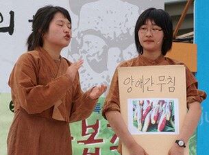 2007년 5월 제주시 한라체육관 광장에서 제주방언 경연대회가 열린 가운데 여고생 2명이 방언으로 제주의 전통음식을 소개하고 있다.