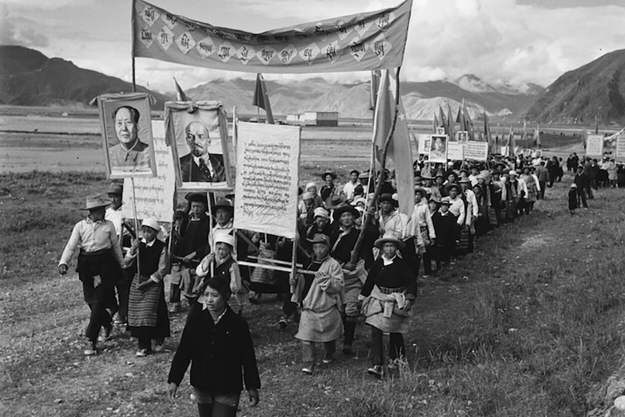 从正穿过土地的游行队伍的服装上来辨别,他们应该是拉萨近郊的农民。那么,我父亲所拍摄的是西藏的第一个人民公社——通嘎人民公社吗?