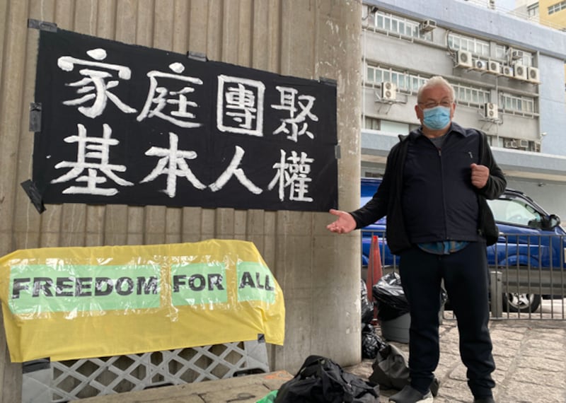 2022年1月7日，甘浩望神父帶著橫額到荔枝角收押所，要求港府特赦在囚民主派人士。（董舒悅 攝）