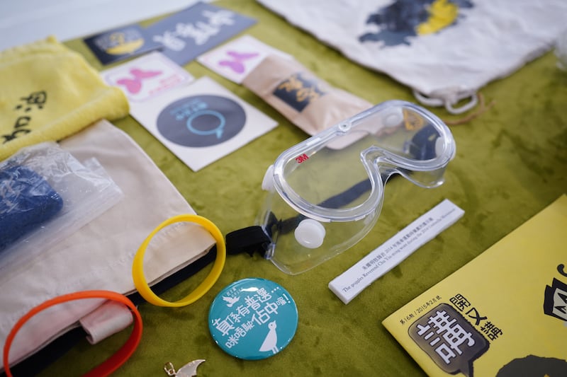現場並擺放當年佔中三子之一、朱耀明佩戴過的護目鏡。(淳音攝)
