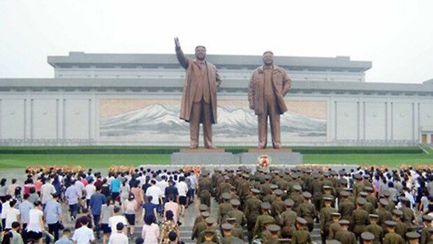 "조국해방전쟁 승리 63돌에 즈음하여 김일성·김정일 부자 동상에 인민군 장병들과 각 계층 근로자들, 청소년 학생들이 꽃바구니와 꽃다발, 꽃송이들을 진정했다"고 조선중앙통신이 2016년 7월  27일 보도했다. 