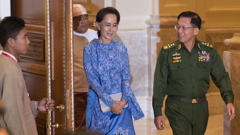 နိုင်ငံတော်အတိုင်ပင်ခံပုဂ္ဂိုလ် ဒေါ်အောင်ဆန်းစုကြည်နှင့် စစ်ကောင်စီခေါင်းဆောင် ဗိုလ်ချုပ်မှူးကြီး မင်းအောင်လှိုင်တို့ ၂၀၁၆ ခုနှစ်၊ မတ်လ ၃၀ ရက်နေ့က နေပြည်တော်တွင် တွေ့ဆုံခဲ့စဉ်။ (Photo: YE AUNG THU / POOL / AFP)