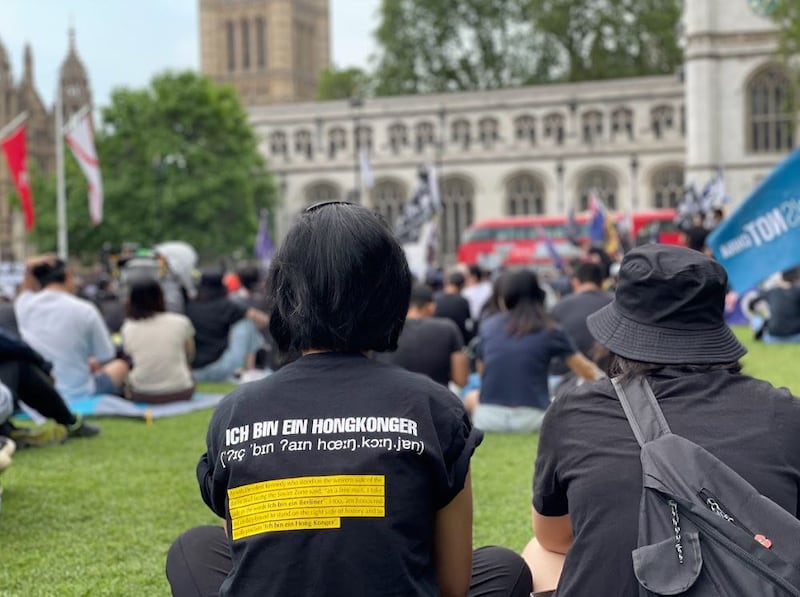 和女儿一同出席集会的徐小姐对英国首相苏纳克近日的行为感到无奈和愤怒,认为有必要通过集会向英国政府表达香港人的声音。 (吕熙摄)
