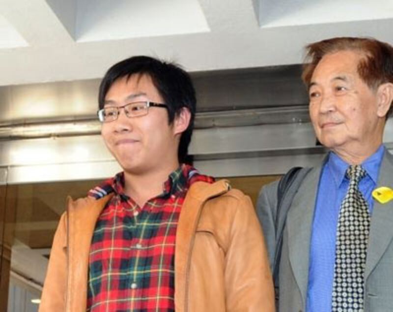 2014年12月4日，“社民連”副主席黃浩銘（左）認為警方協助清場時過份使用暴力的行為，有被傳媒拍下的鐵證，無容置異。（社民連提供）