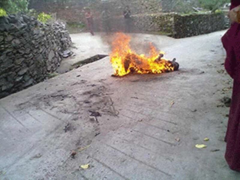 7月17日中午，草登寺年青僧人洛桑洛增，在寺院門前自焚，身上著火後，前往縣政府抗議途中死亡。（照片由次仁提供）