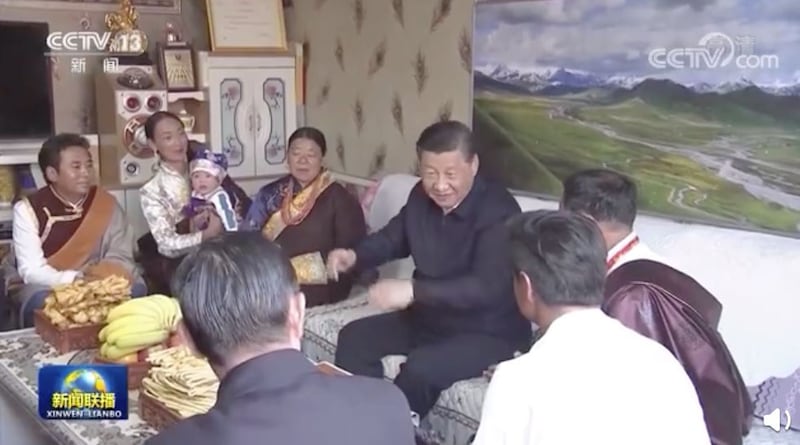 习近平在青海果洛时,进到藏族牧民索南才让的家,坐在客厅话家常。(央视视频截图)