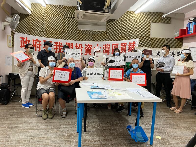 一班苦主分別在約2017年買入大灣區不同物業，同樣在「一國兩制」下追討無門。（石頭 攝）